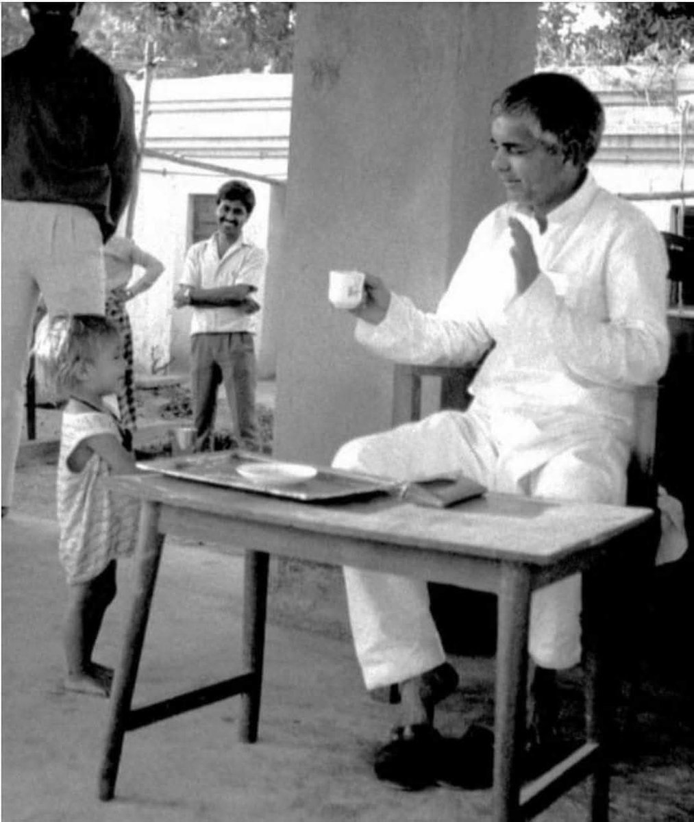 suraj_yadav2005's tweet image. Beautiful : @laluprasadrjd   ji with @yadavtejashwi during Janta Dal Days.
Photo by #PraveenJain .

#mandalcommissionreport 
#LaluPrasadYadav .
#ईवीएम_हटाओ_देश_बचाओ 
#BanEvmSaveIndia 
#DefeatBJPSaveIndia 
#संविधान_बचाओ_संघर्ष_समिति