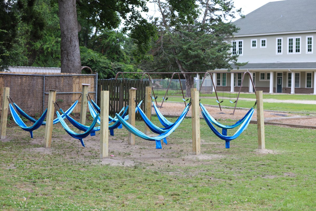 📚🌞 A Special Surprise at Manteo Elementary! 🌞📚 Students received brand-new reading and writing hammocks! Huge thanks to @KelloggsBuildingSupply for the generous donation!