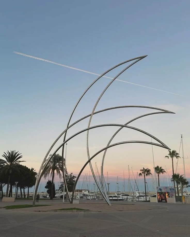 Me senté frente al tiempo y le pregunté:
¿Qué hago contigo?.
El tiempo me respondió:
"Vive y haz como si yo no existiera ".

Playa de Gandía, Valencia.