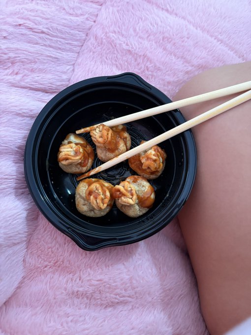 Watch meow's leaked NSFW photo on TwXstars