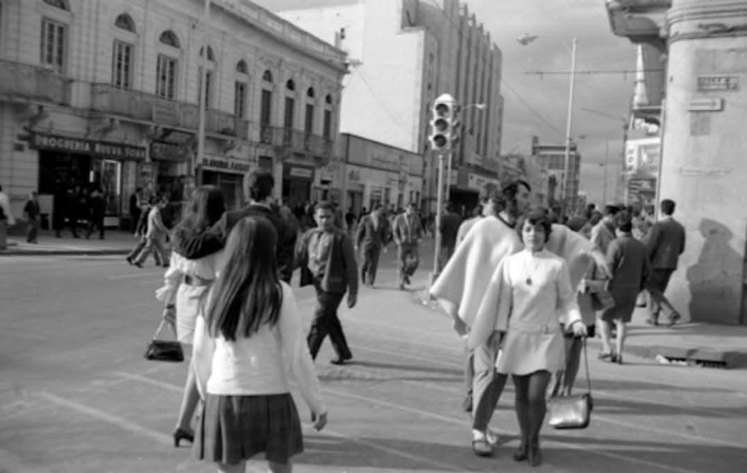 Esquina de la Calle 22 con Carrera Séptima, a la izquierda se observa el teatro Colombia hoy día teatro Jorge Eliécer Gaitán....Bogota año 1972.