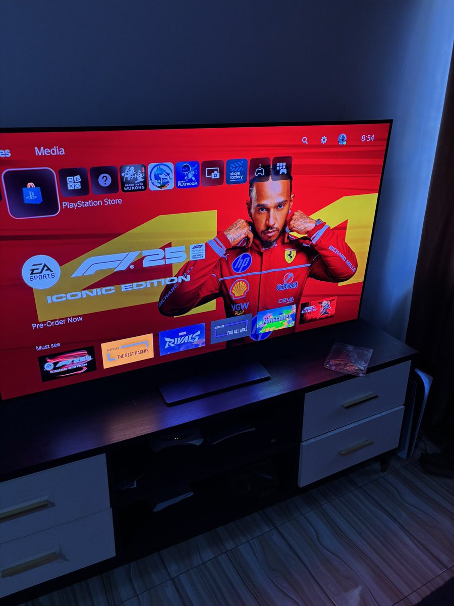 MissRozapepper's tweet image. Samsung OLED.                    LG OLED.