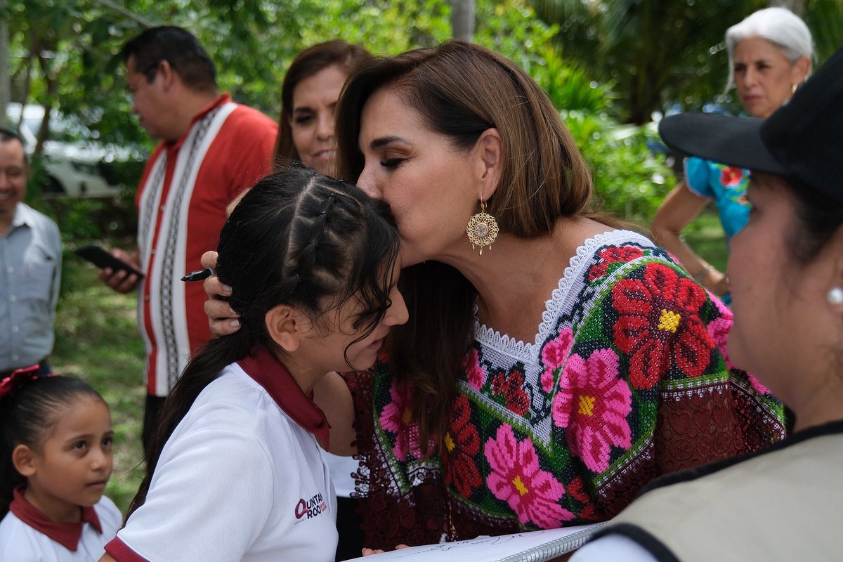 MaraLezama's tweet photo. 🏫💪🏽 ¡Avanzamos en nuestro compromiso de construir más de 1100 domos las escuelas públicas de #QuinatanaRoo!
Hoy nos comprometimos con las niñas y los niños de la primaria Javier Rojo Gómez en la comunidad de Luis Echeverría, para construirles su domo. Un espacio digno y seguro donde puedan jugar, hacer deporte y actividades culturales, protegidos del sol y la lluvia. 👦🏻👧🏻
Seguimos trabajando a ras de piso y #UnidosParaTransformar la infraestructura educativa, siempre escuchando y atendiendo la voz de nuestr@s estudiantes. 🤲🏽