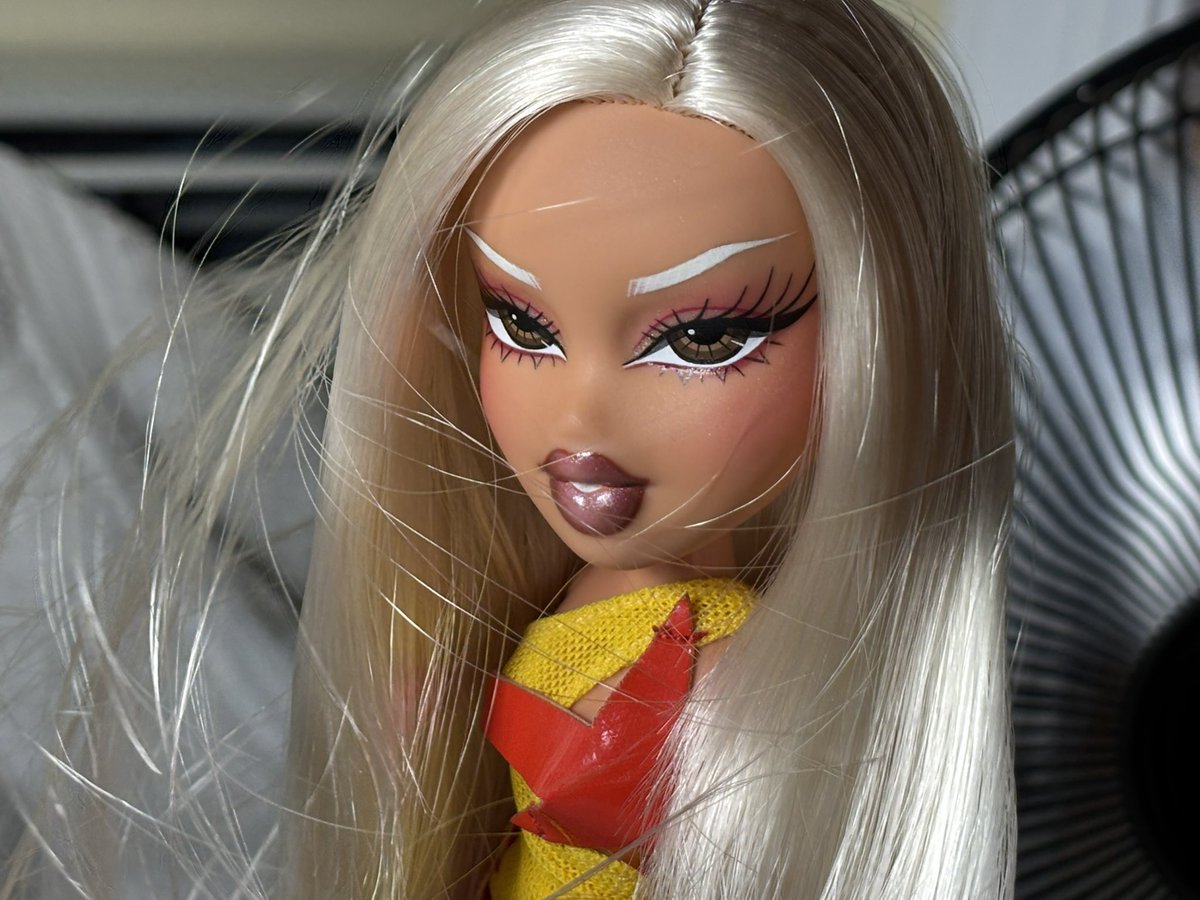 The fan in the background is so funny LEAVE ME ALONE LMFAO