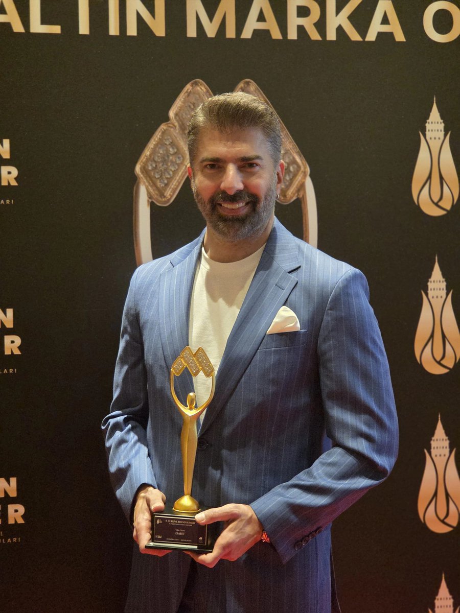 İstanbul İş İnsanları (İSTİNDER) Derneği’nin düzenlediği 9.Türkiye Brand Summit'te “Yılın Dizisi” ödülü, #Esaret dizisi adına başrol oyuncusu #CenkTorun'a takdim edildi.