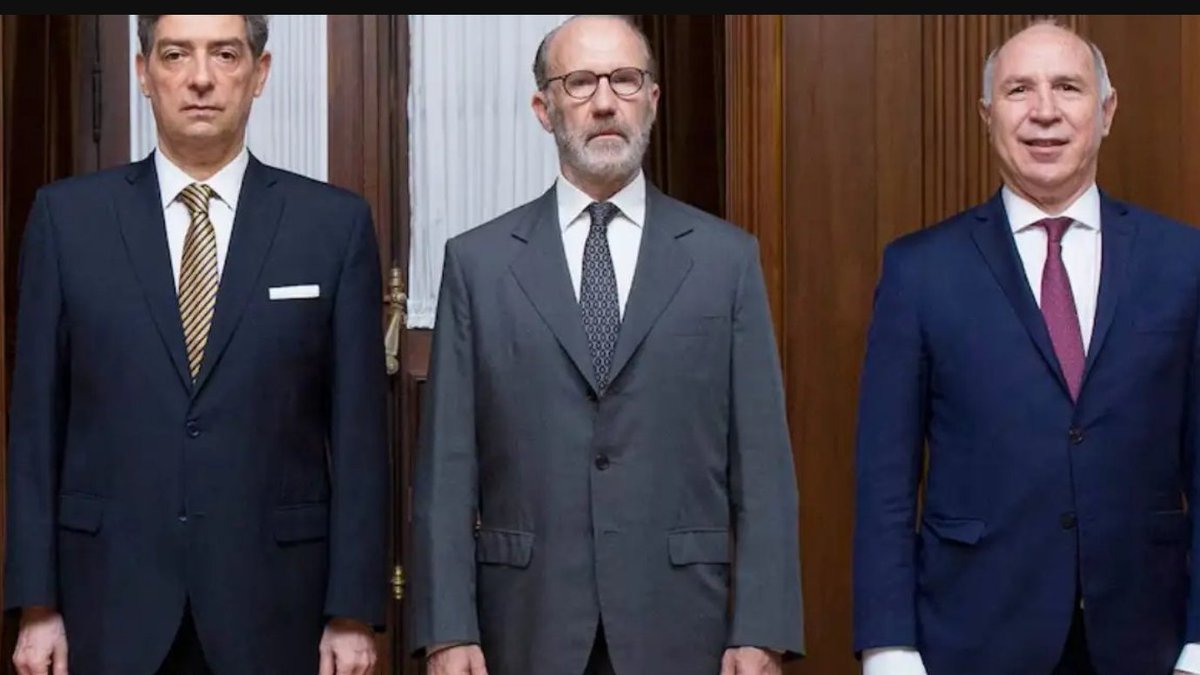 y ya arreglan todo lo que pasa en el país con la definicion de 3 #JuecesCorruptos ????