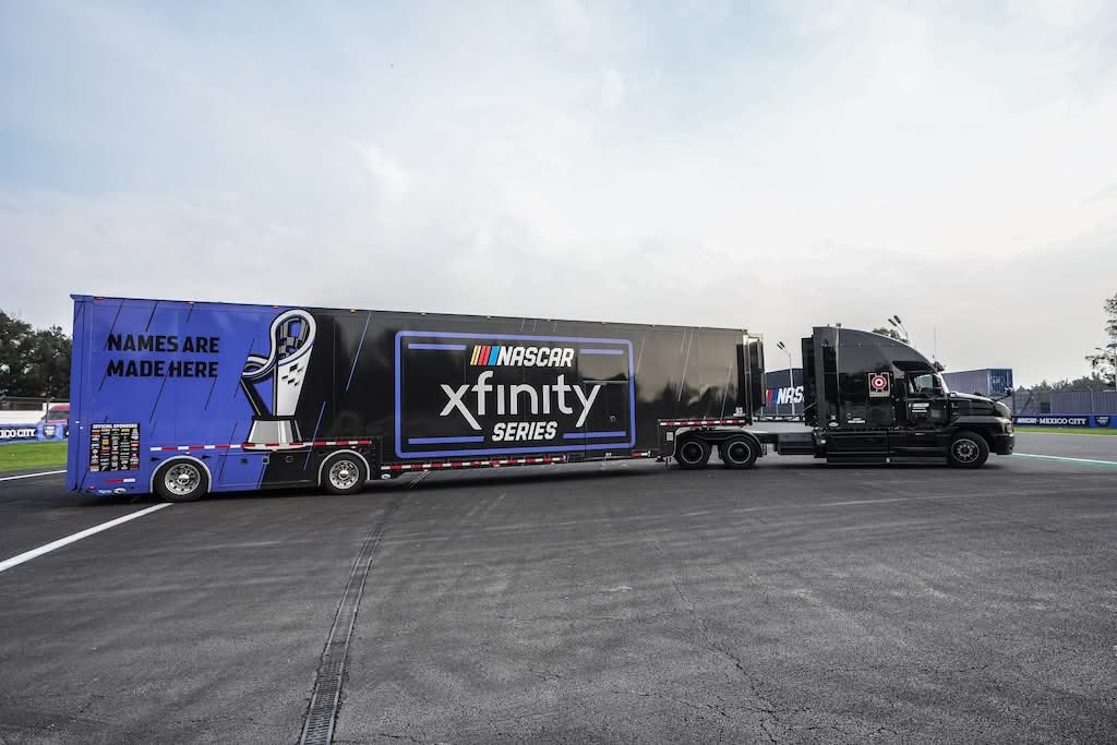 ¡Los haulers de NASCAR Xfinity Series ya están en el Autódromo Hermanos Rodríguez! 🇲🇽 🙌🏻 🛞 

Gana tus accesos con nosotros  aquí:
👉🏼 bit.ly/3ZQ2i9E

#NASCARMexico #NASCARMexicoCity