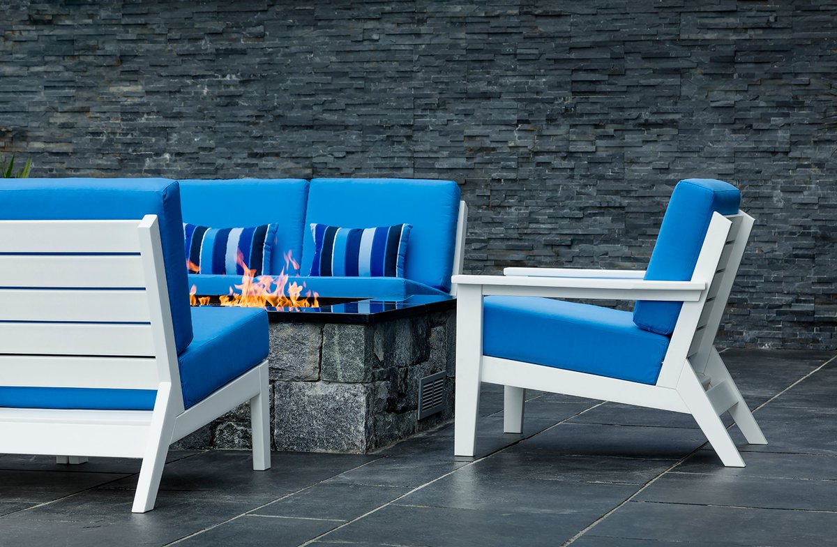 Seaside_Casual's tweet image. The DEX Club Chair and Modular Lounge Chairs in White #EnviroWood paired with Capri cushions and Milano Cobalt accent pillows create a bold yet inviting gathering space—perfect for relaxing or entertaining outdoors. Modern comfort, fireside glow. #ModularFurniture #FirePit