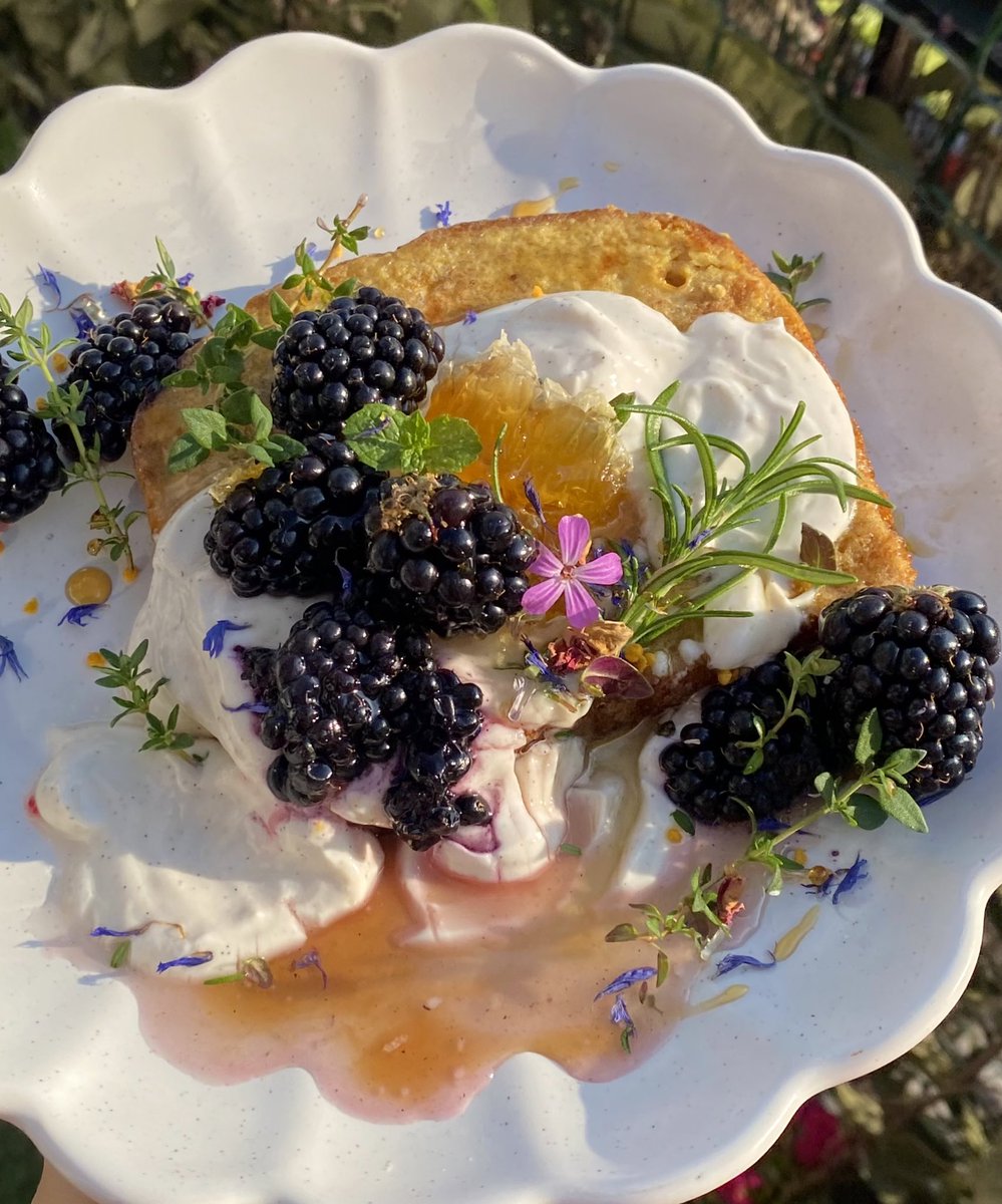 crystallisedfig's tweet image. Earl grey French toast with homemade vanilla bean chantilly, blackberries and honeycomb