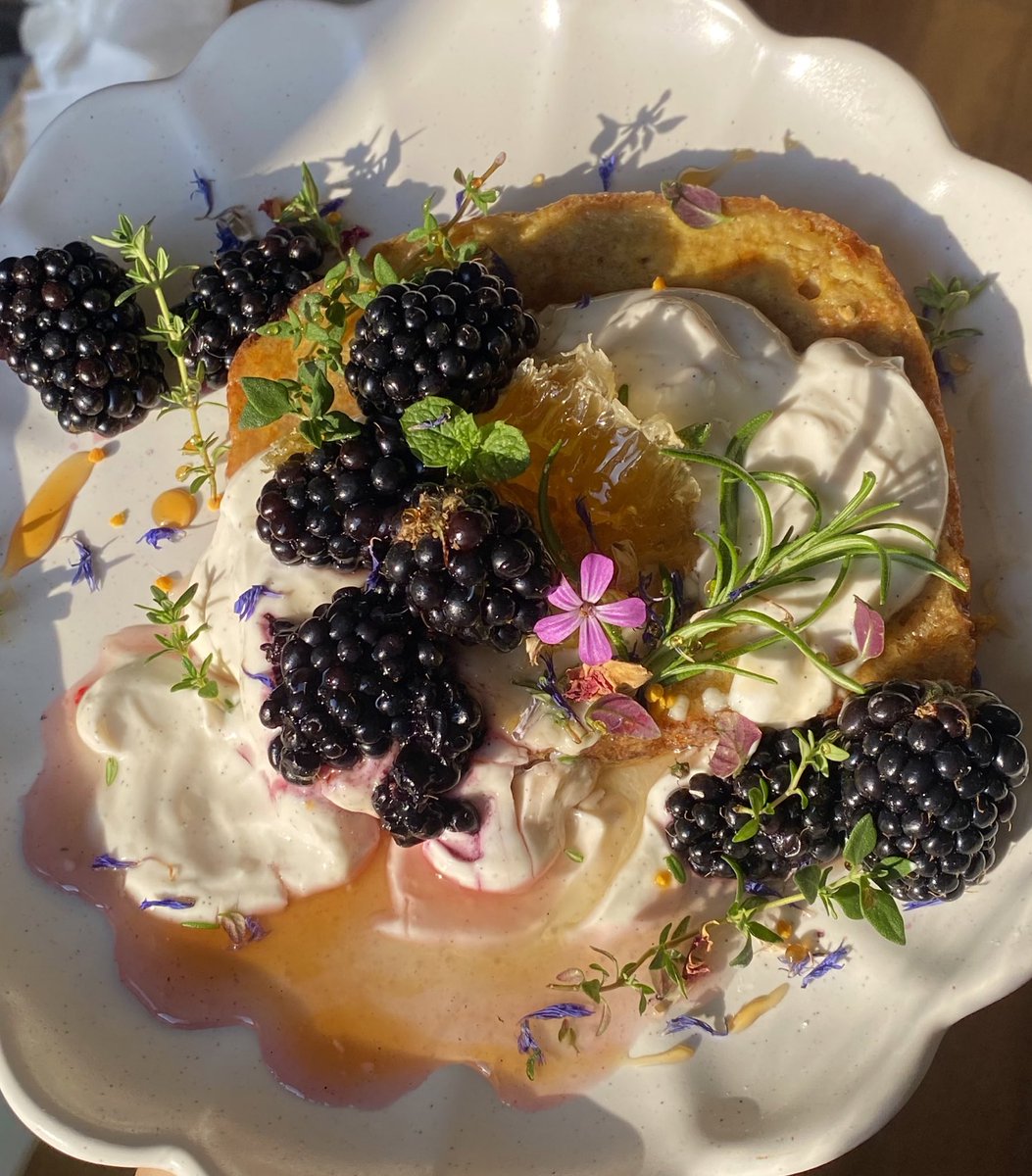 crystallisedfig's tweet image. Earl grey French toast with homemade vanilla bean chantilly, blackberries and honeycomb