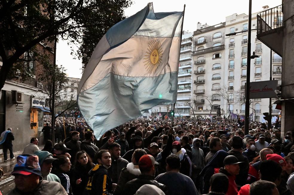 Repudiamos rotundamente la decisión amañada, irresponsable y arbitraría de la Corte, que decide intervenir políticamente para la proscripción de Cristina Fernández de Kirchner. 

Ni la auditoría que en su momento designaron Iguacel y Macri, ni el fiscal Marijuan que se cansó de