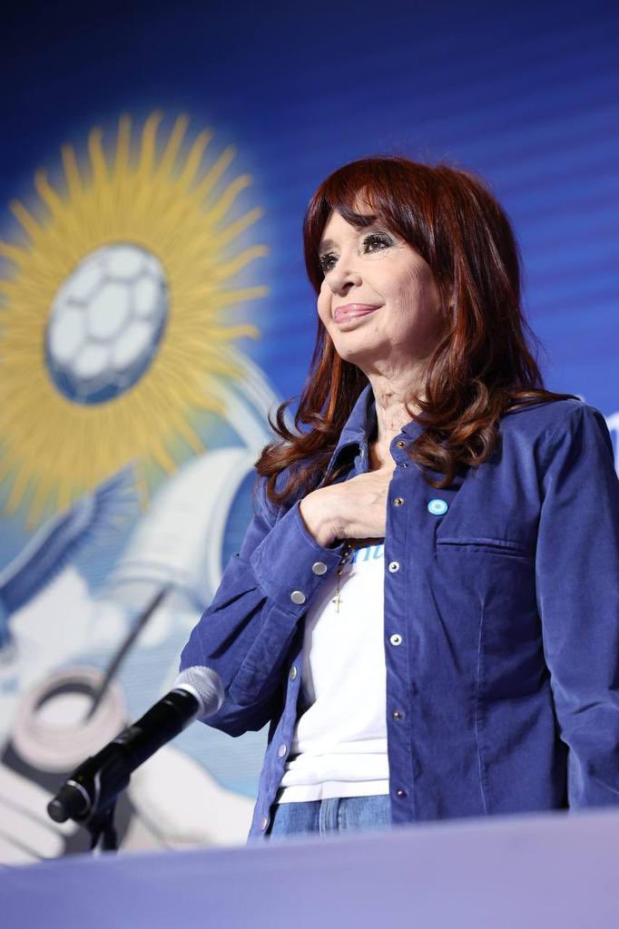 Nunca, jamás, nadie, me hará odiarte. 
Volveremos, y seremos millones, te acaban de hacer presidenta.