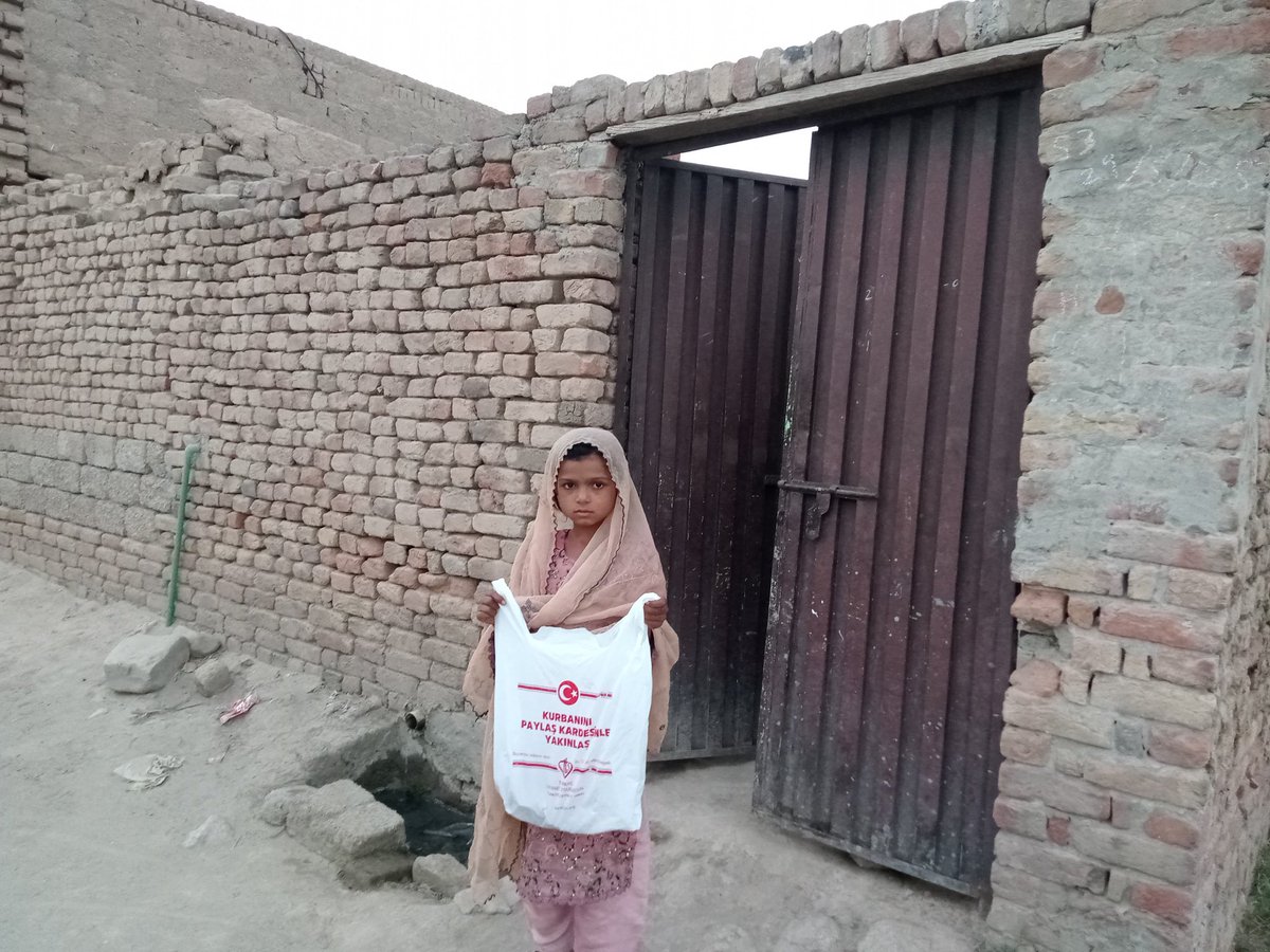 Elhamdülillah…(34.300hisse)
2025 yılı vekâletle kurban organizasyonu kapsamında görevli ve gönüllü 34 kişilik ekibimizle kardeş ülke Pakistan’ın 14 şehrinde tam 4.900 büyükbaş kestik ve dağıttık. 
🇹🇷❤️🇵🇰
<a href="/DiyanetVakfi/">Türkiye Diyanet Vakfı</a> 
<a href="/riza_kayaalp/">Rıza Kayaalp</a>
<a href="/DIBAliErbas/">Prof. Dr. Ali Erbaş</a>