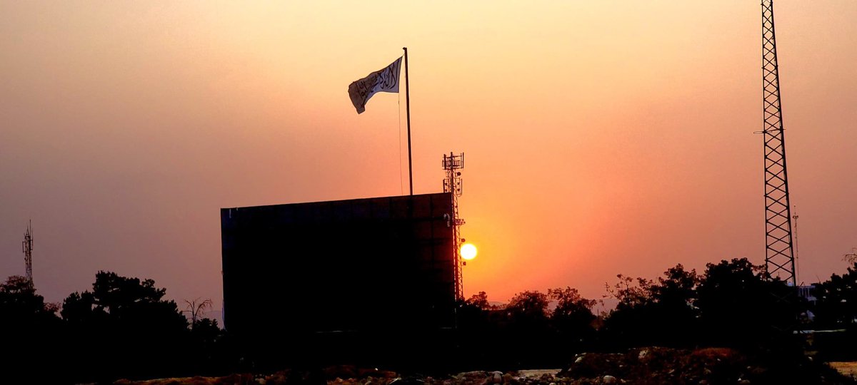 زندگی در زیر سایه این پرچم سفید، نهایت سعادتمندی و افتخار است. که ما از آن برخوردار هستیم
شاید خیلی از مسلمانان جهان، در حسرت یک روز زندگی آزاد، در زیر سایه این پرچم سفید را داشته باشند، که متاسفانه برای شان میسر نمی‌شود.
 پس ما باید قدر این نعمت بزرگ را بدانیم
👍❤️