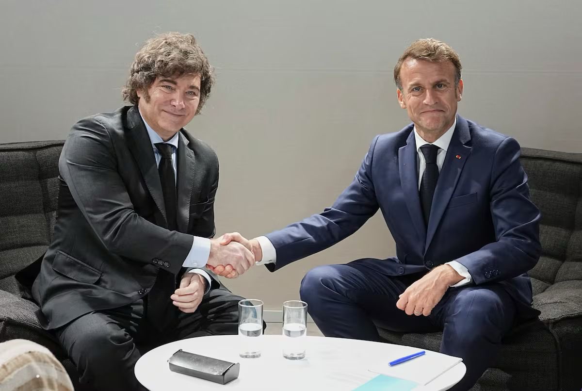 Embajada Argentina en Francia (@arg_enfrancia) on Twitter photo El presidente <a href="/JMilei/">Javier Milei</a> y <a href="/KarinaMileiOk/">Karina Milei</a> , acompañados por el canciller <a href="/wertheing/">Gerardo Werthein Oficial</a> y el Embajador <a href="/IanArgentinoS/">Ian Sielecki</a> , mantuvieron una excelente reunión de trabajo con el presidente <a href="/EmmanuelMacron/">Emmanuel Macron</a> , reafirmando el momento de gran proximidad política que atraviesa la relación entre El presidente <a href="/JMilei/">Javier Milei</a> y <a href="/KarinaMileiOk/">Karina Milei</a> , acompañados por el canciller <a href="/wertheing/">Gerardo Werthein Oficial</a> y el Embajador <a href="/IanArgentinoS/">Ian Sielecki</a> , mantuvieron una excelente reunión de trabajo con el presidente <a href="/EmmanuelMacron/">Emmanuel Macron</a> , reafirmando el momento de gran proximidad política que atraviesa la relación entre