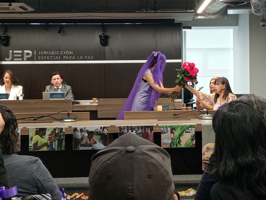 FondoNoruego_es's tweet photo. 🕊️💜 Ayer se marcó un hito en la lucha por la justicia en Colombia: la @JEP_Colombia reconoció a Yannette Bautista, fundadora de nuestra coparte @nydia_erika, como víctima por la desaparición forzada de su hermana Nydia Erika Bautista y la violencia sufrida en su búsqueda. https://t.co/oJLNrhmUv7