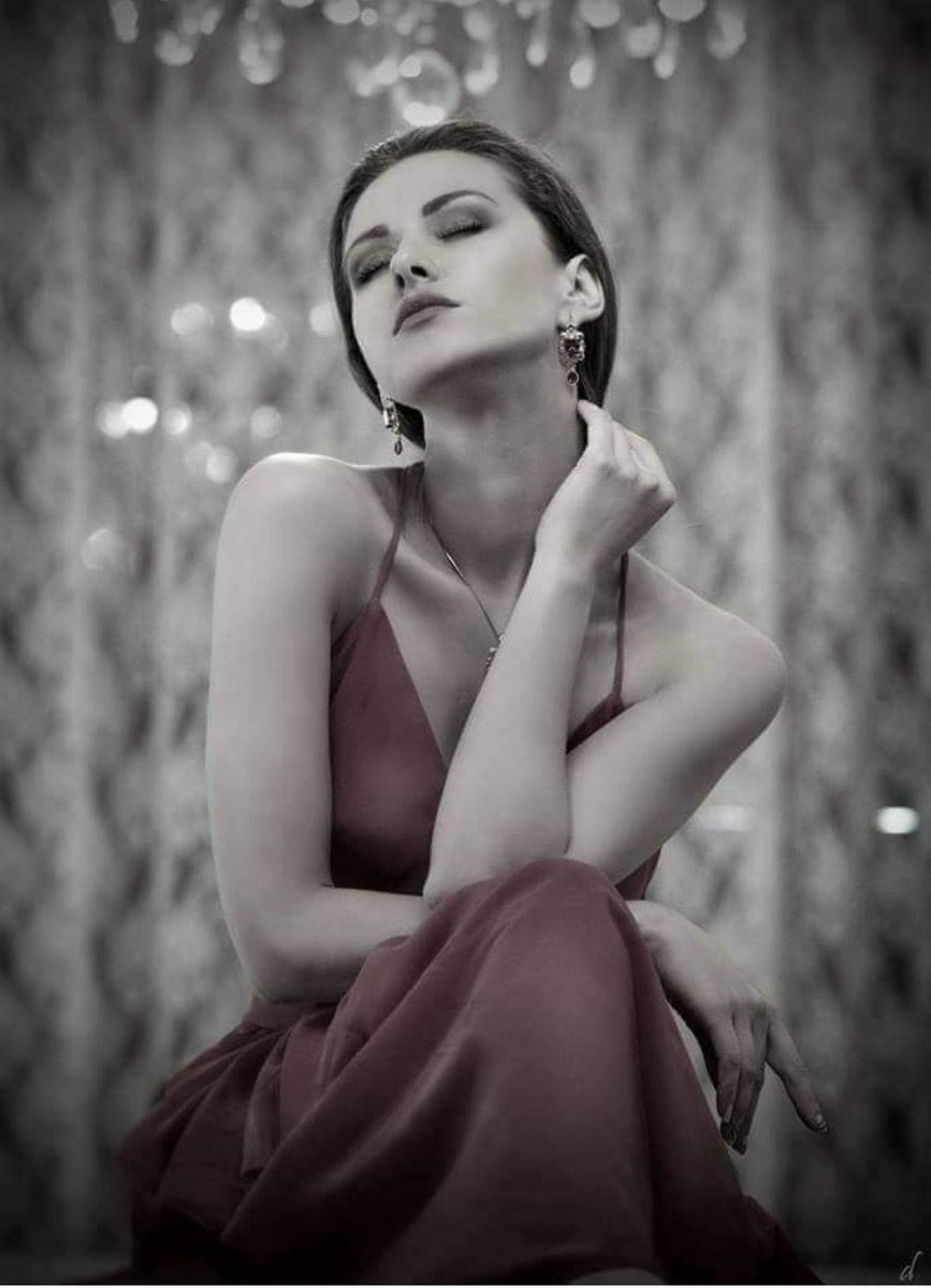 أخبرني  …كيف اني لا أراك …ولا المُسك ….
ومع الهواء أتنفسك …!!؟؟💔