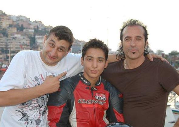 ❤️ Altın Elbiseli Adam, Tek Teker Arif ve ortalarında artık bir MotoGP pilotu: Toprak Razgatlıoğlu!

Rahat uyuyun, sizin emanetiniz bizim kalbimizde...