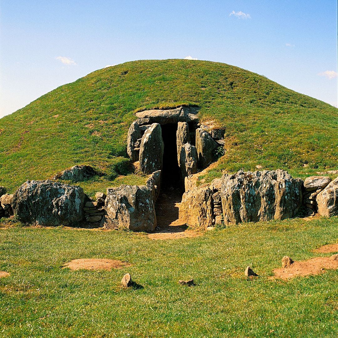 #RevealTuesday

Bryn Celli Ddu  and its surrounding landscape is truly magical. Come and find out more about this special place this weekend, enjoy a day of living history, tours, exhibits, food demonstrations and a range of hands-on experimental activities for all the family.