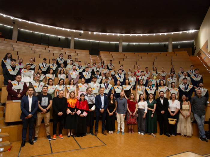 La <a href="/UniversidadMH/">UMH</a>  celebró el pasado 6 de junio la graduación de la XVII Promoción de Periodismo. ¡Enhorabuena a todos y todas! 🎓✍️ #UMH #GraduaciónUMH #Periodismo

¿Quieres que las haga más formales o más casuales?