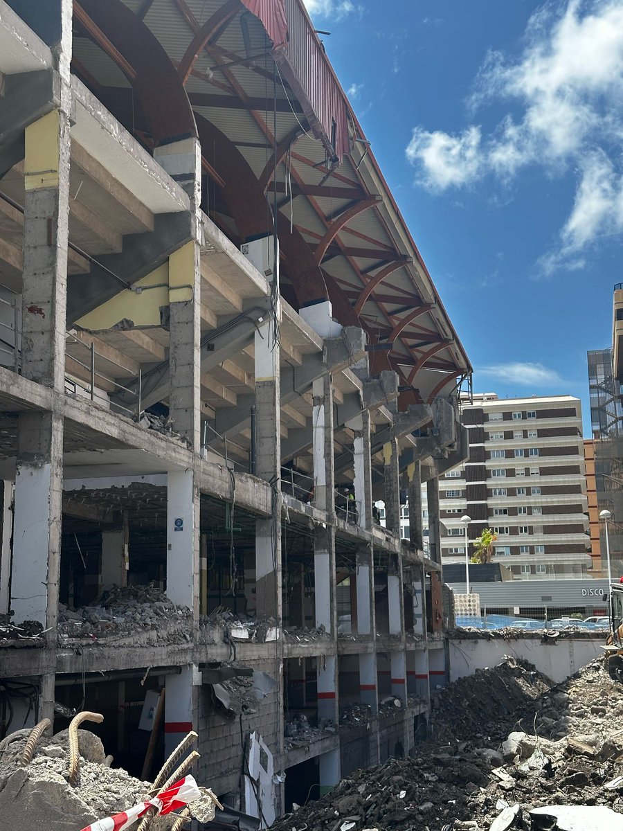 #InstalacionesIID

La fase de demolición del #CID está prevista que finalice el 15 de julio, dando paso a la instalación de la nueva estructura metálica, que comenzará a finales de este mes

De los 18 millones de euros presupuestados, ya se han ejecutado más de 1,2 millones
