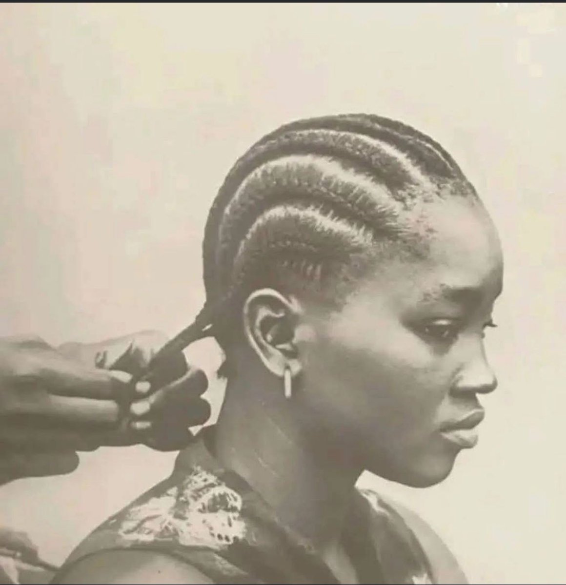 Gagakate1's tweet photo. La coiffure préférée de l’homme africain sur les réseaux sociaux…
Mais quand tu vas te présenter avec pour l’accompagner à une fête ou rencontre avec ses  amis, il va te sortir : “Ooh, c’est quoi ça ? C’est quoi cette tête 😂 https://t.co/2fHplzsuyN