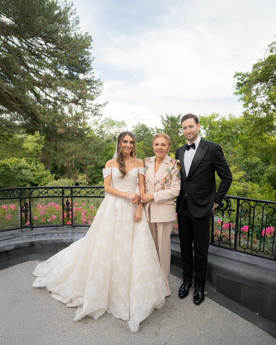 Monarchies et Dynasties du monde (@monarchies2000) on Twitter photo "Félicitations pour le mariage de ma chère Iman et de Bradley. Je leur souhaite de nombreuses années de santé, bonheur, réussite, ciel bleu et soleil", a déclaré sur ses RS la <a href="/ShahbanouFarah/">FARAH PAHLAVI - فرح پهلوی</a> #Pahlavi pour le mariage de sa petite-fille cadette, célébré à Paris. #FreeIran2025 👑 "Félicitations pour le mariage de ma chère Iman et de Bradley. Je leur souhaite de nombreuses années de santé, bonheur, réussite, ciel bleu et soleil", a déclaré sur ses RS la <a href="/ShahbanouFarah/">FARAH PAHLAVI - فرح پهلوی</a> #Pahlavi pour le mariage de sa petite-fille cadette, célébré à Paris. #FreeIran2025 👑