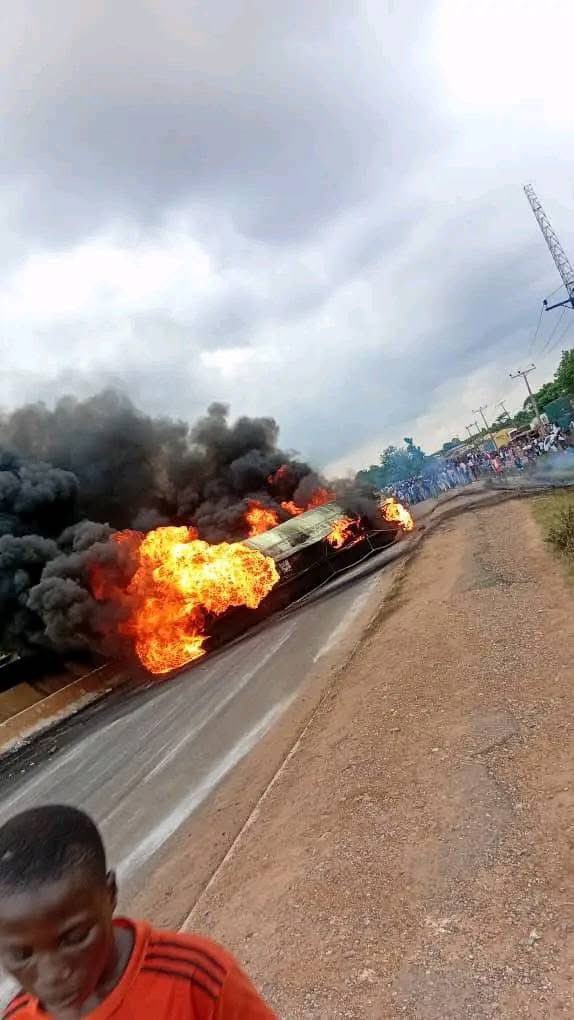 seunspecial1's tweet photo. Situation report at Zumratul Hijaj School, Olorunsogo area, Lagos-Ibadan express way.

A fuel tanker guts fire this evening but the fire fighters are there now to extinguish the fire.

Kindly find an alternative route if you are going to Iwo Road from Academy.

Seun Aribikola https://t.co/TISTcUDsKl
