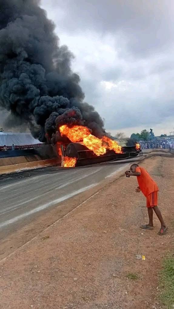 seunspecial1's tweet photo. Situation report at Zumratul Hijaj School, Olorunsogo area, Lagos-Ibadan express way.

A fuel tanker guts fire this evening but the fire fighters are there now to extinguish the fire.

Kindly find an alternative route if you are going to Iwo Road from Academy.

Seun Aribikola https://t.co/TISTcUDsKl