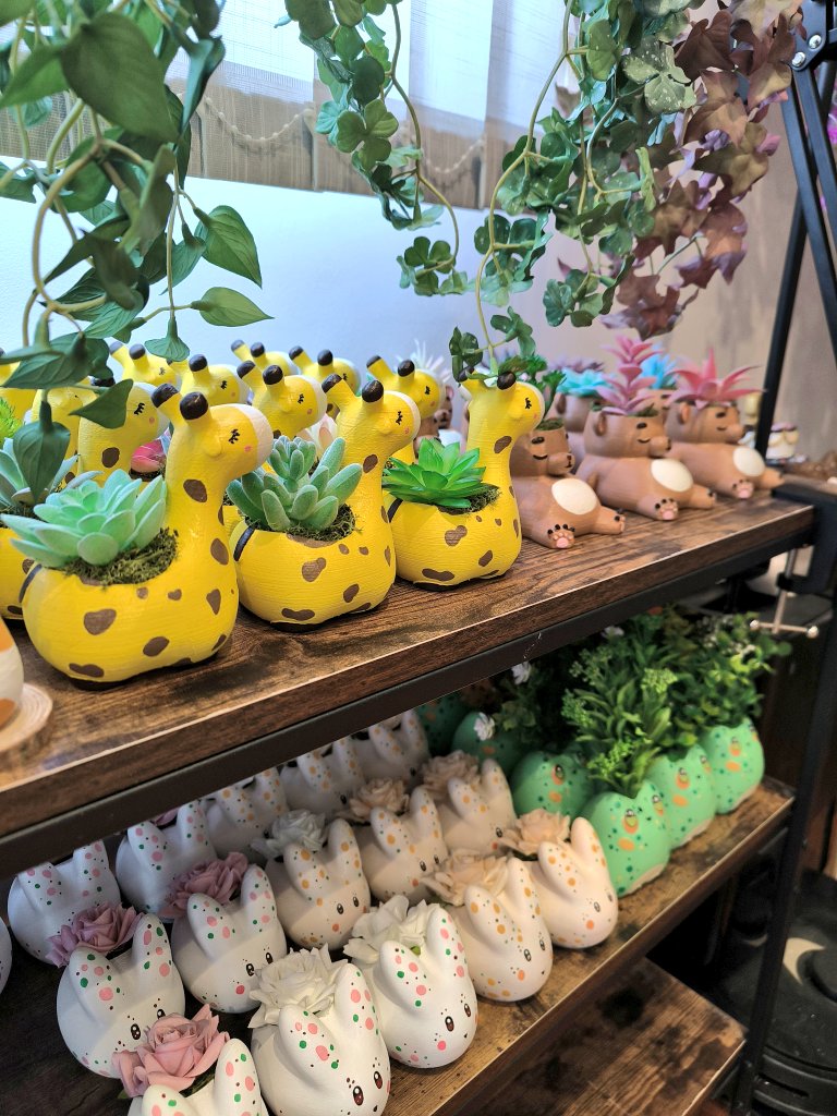 Je suis toujours en pleine production pour la prochaine vente et j'avais envie de vous donner un petit aperçu ✨🌿
~ J'annoncerai la date exacte ( sur mes réseaux et le site ) en fin de semaine certainement 🫶