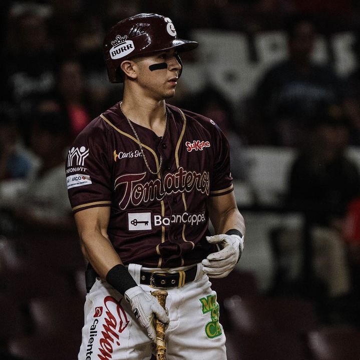 venadosdemaza's tweet photo. Andrés "El papas" Alvarez es nuevo tercera base de Venados de Mazatlán 🦌🔥
Llega vía cambio de Tomateros de Culiacán, quienes reciben la 1era selección del draft de extranjeros 2025.
Alvarez bateo el invierno pasado para .290 con 7 HR y 22 producidas.
#YoSoyVenados #DeerPower https://t.co/JXC9IBenbH
