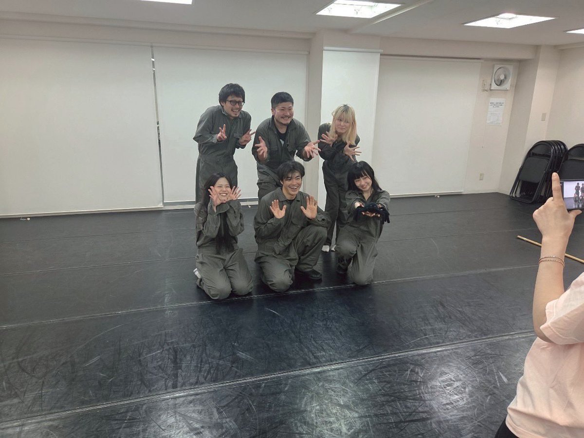 最終稽古が終わってしまいました…….
本番まで自分の出来ることをやるのみです

初日は13日の金曜日🎭
初舞台でドキドキどころではありませんが
皆様のご予約に支えられております。
まだ若干お席ございますので、
見守っていただけますと幸いです

【彗星ヒスイ扱い予約フォーム】