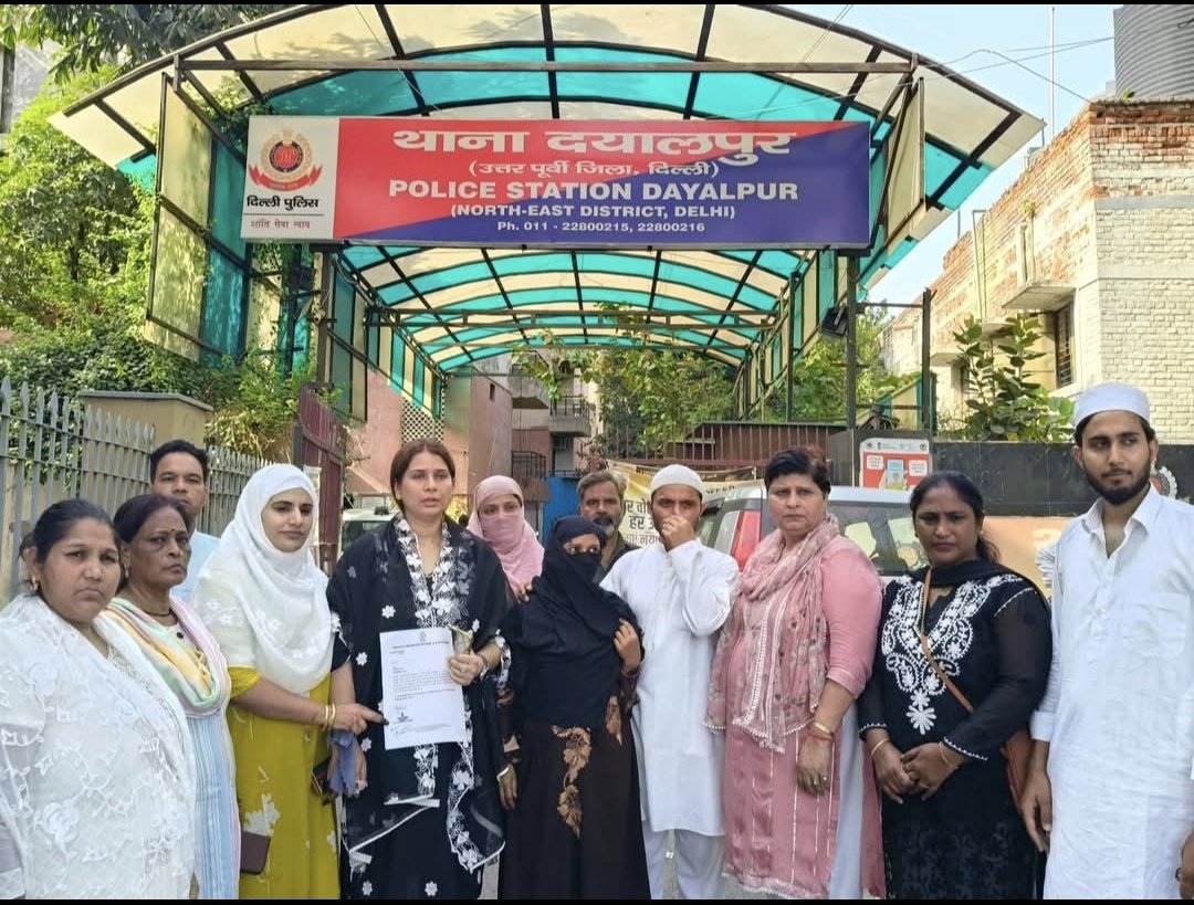 दिल्ली में 9 साल की मासूम से बलात्कार,हत्या की राक्षसियघटना के विरुद्ध 
<a href="/MahilaCongress/">All India Mahila Congress</a>अध्यक्ष<a href="/LambaAlka/">Alka Lamba 🇮🇳</a>जी <a href="/INCDelhi/">Delhi Congress</a>अध्यक्ष<a href="/devendrayadvinc/">Devender Yadav</a>
जी <a href="/alimehdi_inc/">Syed Ali Zaidi</a>भाई के निर्देशानुसार <a href="/PushpaSinghINC/">Pushpa Singh</a>जी के साथ मैने बतौर जिलाध्यक्ष पीड़ित परिवार को सांत्वना दी पुलिस स्टेशन का घेराव किया