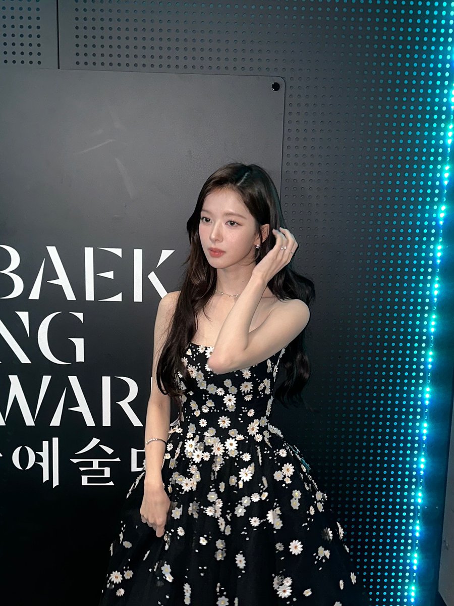 jseongeui's tweet photo. Berdiri anggun menghadiri "Baeksang Arts Awards" yang megah, ia memancarkan pesona dalam balutan gaun strapless hitam berhias bunga daisy putih. Rambutnya terurai lembut, membingkai parasnya yang memikat, mengukir keindahan yang tak terlukiskan di bawah sorotan lampu. https://t.co/dtImX9s7S7