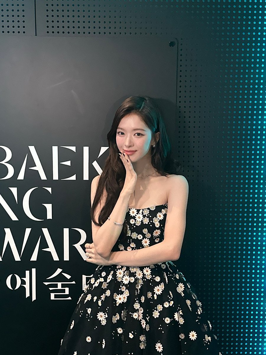 jseongeui's tweet photo. Berdiri anggun menghadiri "Baeksang Arts Awards" yang megah, ia memancarkan pesona dalam balutan gaun strapless hitam berhias bunga daisy putih. Rambutnya terurai lembut, membingkai parasnya yang memikat, mengukir keindahan yang tak terlukiskan di bawah sorotan lampu. https://t.co/dtImX9s7S7