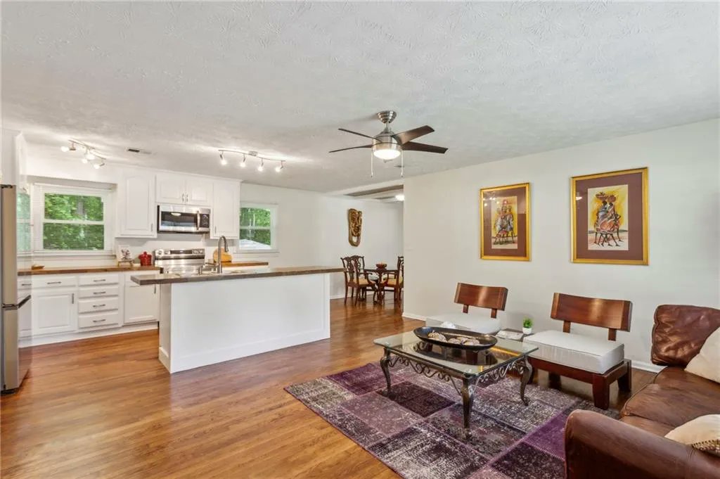 KSGreaber's tweet photo. 3344 Ridgecrest Drive, Powder Springs, GA, 30127
4 bed | 2 bath 1344 Sq. Ft.
Active | 299900
https://t.co/F8mI0SohpQ
Fully Renovated and tucked in the quiet interior of the Ridgeview neighborhood, this charming, freshly updated single level brick home features all the comforts... https://t.co/LaMbQYAERc