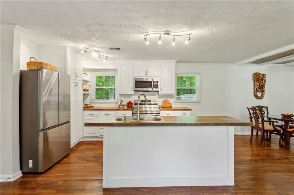 KSGreaber's tweet photo. 3344 Ridgecrest Drive, Powder Springs, GA, 30127
4 bed | 2 bath 1344 Sq. Ft.
Active | 299900
https://t.co/F8mI0SohpQ
Fully Renovated and tucked in the quiet interior of the Ridgeview neighborhood, this charming, freshly updated single level brick home features all the comforts... https://t.co/LaMbQYAERc