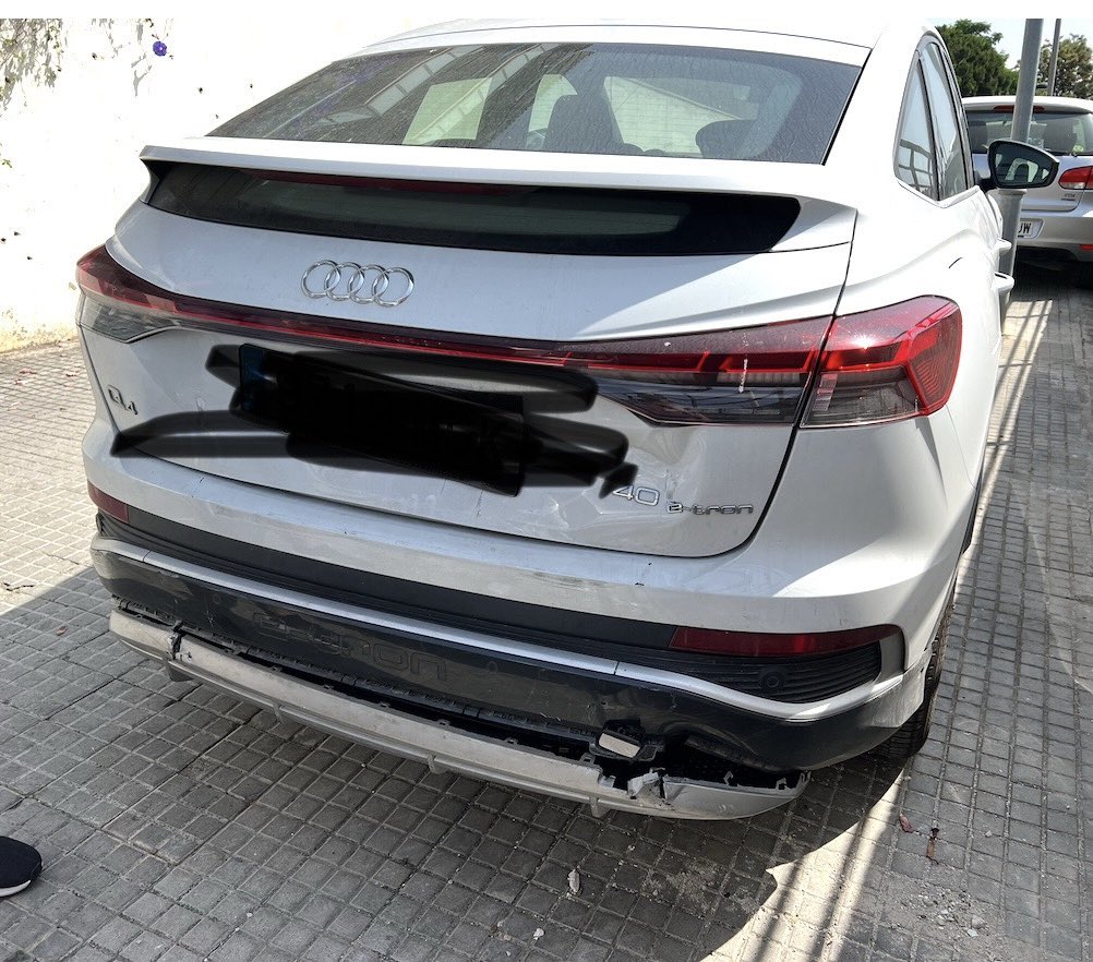 📌Al salir de #CanRuti volviendo a casa tan tranquilo en la B20 en el túnel de Santa Coloma un cafre con un Audi Q7 me ha embestido por detrás fuertemente , estábamos en retención y yo creo que ni ha frenado, ahora estoy de vuelta en el hospital con unos dolores terribles por