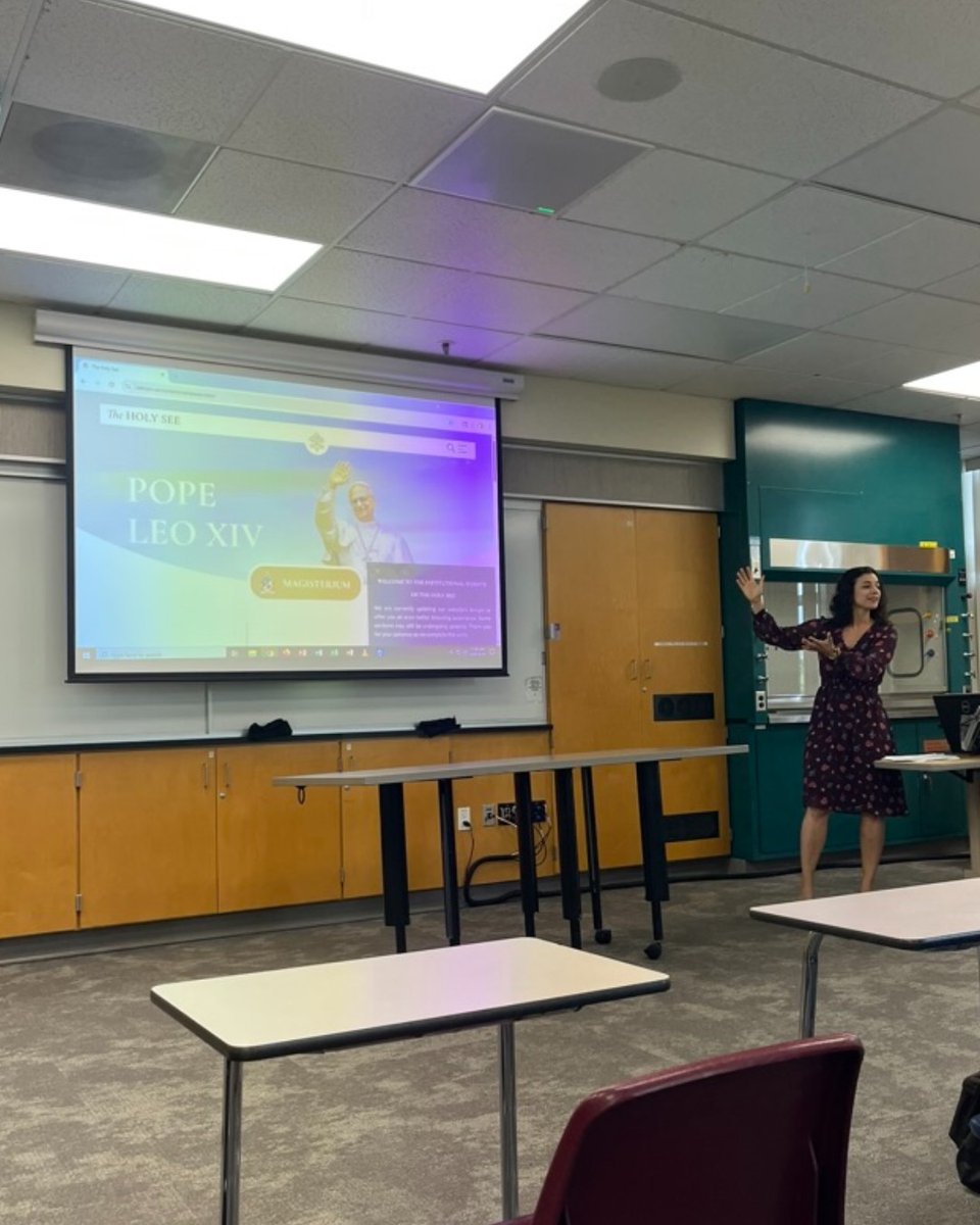 SantaClaraCAS's tweet photo. This spring, Professor Elyse Raby of the Department of Religious Studies taught a course titled "Pope Francis and the Future of Catholicism." With the recent passing of Pope Francis, a conclave, and the election of Pope Leo, the class studied history as it was unfolding! 🤩 https://t.co/dWULBa9PN6