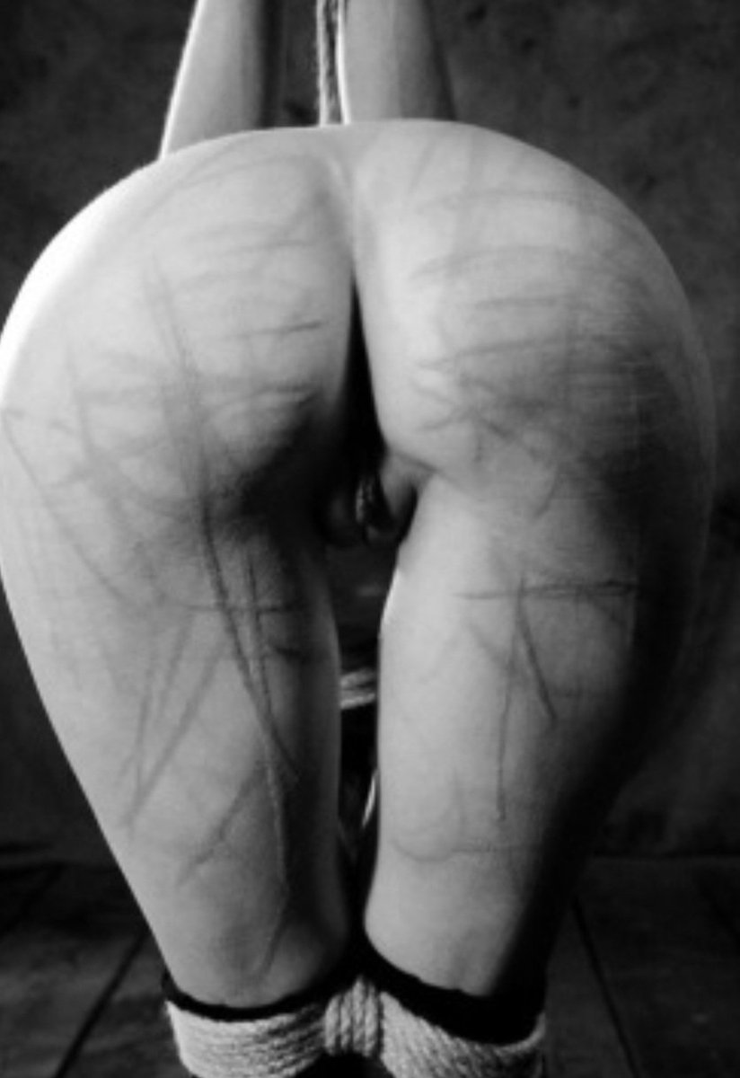 #흔적

성향이라 하여 아무에게나 내어주어 흔적을
남기는게 아니다.
그 사람 이기에 오롯이 그 사람만의 그릇속에 담기고자
흔적을 남기는 것이다.
그 그릇에 더욱 온건히 녹아들고자
그렇게 흔적을 통해 길들여지고 물들여진다.
흔적처럼 발갛게 ...
그러니 아무나 막 대하지말라.