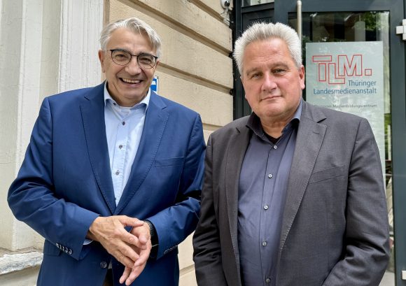 Hassrede &amp; Desinformation fordern neue Allianzen: im Gesrpäch mit Prof. Dr. Wagner (Buchenwald/Mittelbau-Dora) zu Themen wie Medienbildung &amp; Online-Aufsicht. Kooperation für demokratische Resilienz geplant. Mehr Info: tlm.de/aktuelles/pres…