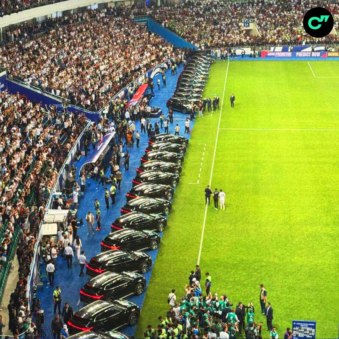 🚘🔑 Десятки машин ждали игроков сборной Узбекистана прямо рядом с полем – всем игрокам и тренерам вручили авто после исторического выхода Узбекистана на ЧМ