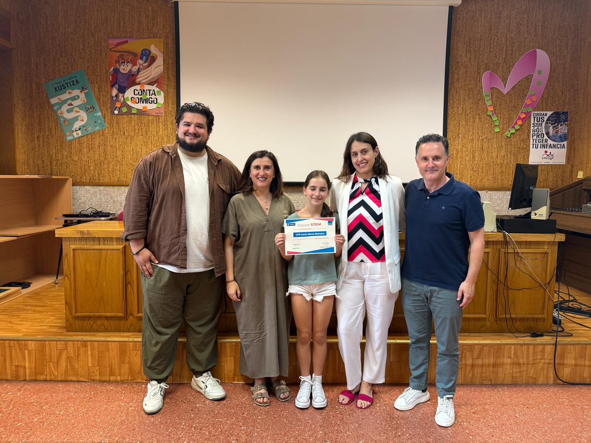 Parabéns <a href="/maristasourense/">maristasourense</a>, 'Centro Máis Transversal' na VI edición dos recoñecementos #AquaeSTEM, por integrar disciplinas e ofrecer solucións innovadoras. Entregou o diploma Tamara Silva, concelleira de Educación en <a href="/OurenseConcello/">Concello de Ourense</a>. Grazas por inspirar ás novas xeracións 👧🔬✨