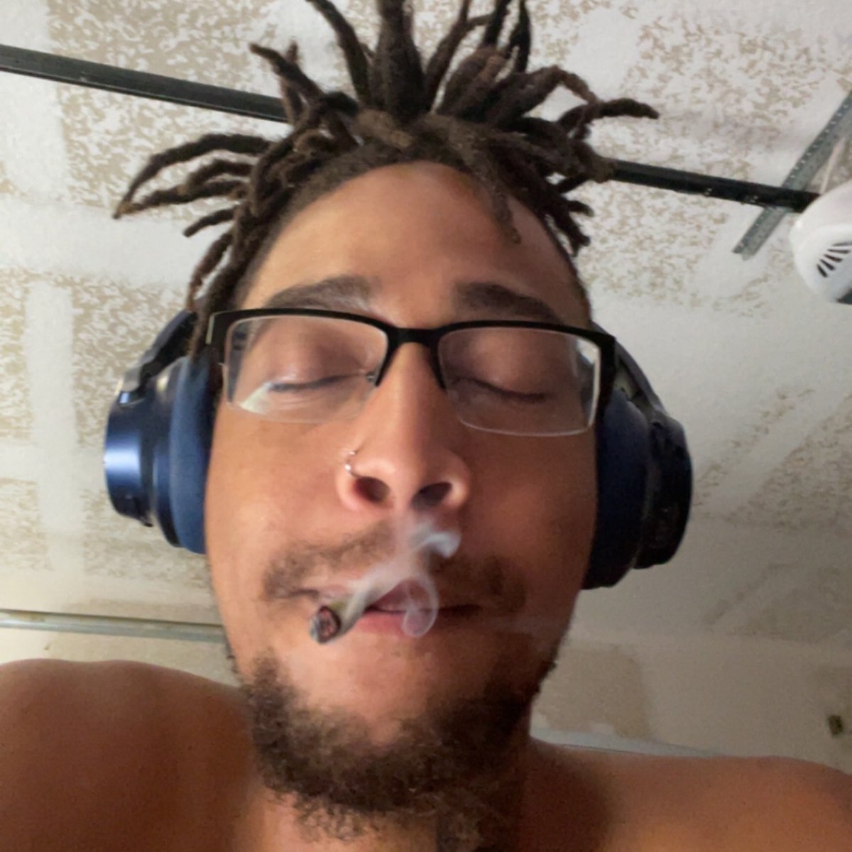 tuhreek1's tweet image. stoner boyfriend stopping by.
