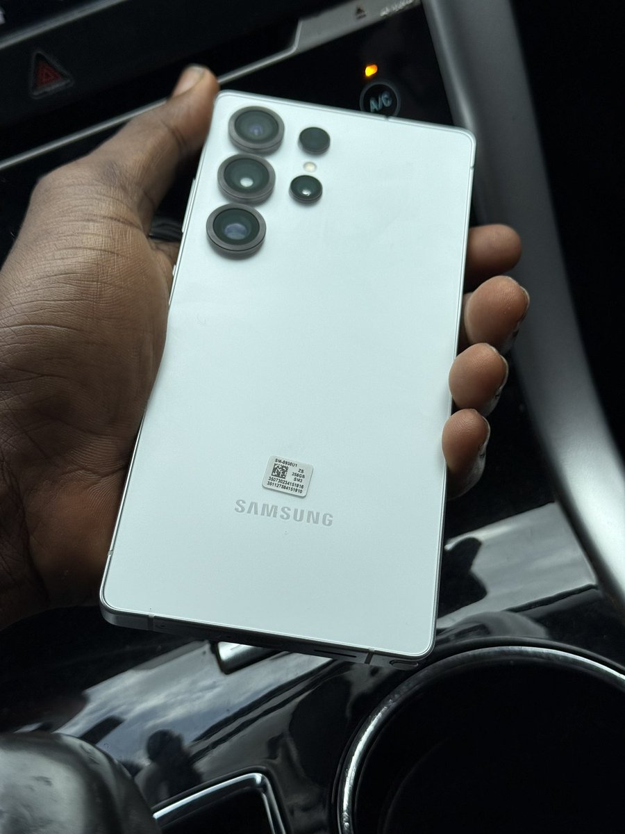 sleektru's tweet photo. I can now agree with you that Samsung is better than iPhone. 🤗 https://t.co/MOCmJVeTnM