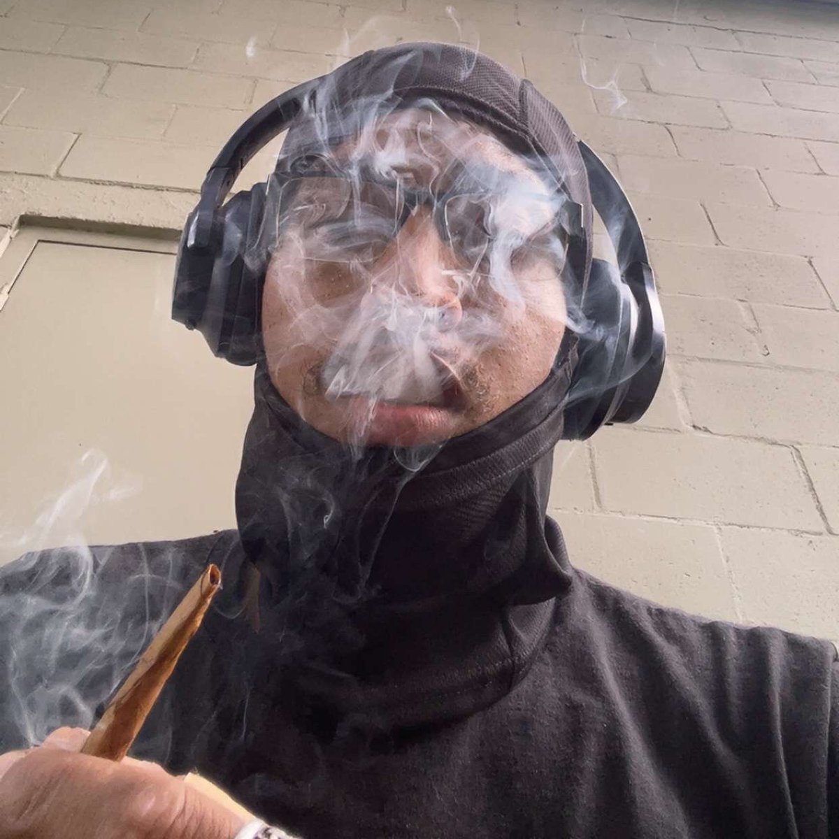 tuhreek1's tweet image. stoner boyfriend stopping by.
