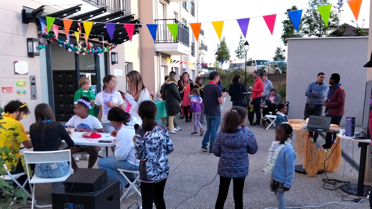 Erigere Officiel (@erigereofficiel) on Twitter photo 🎉 #VivreEnsemble | Fête des Voisins à Saint-Prix (95)
Moments partagés et sourires dans notre résidence intergénérationnelle avec Les <a href="/MaisonsMarianne/">Les Maisons de Marianne</a> : un cadre de vie solidaire où le lien entre générations prend tout son sens ! 🎉 #VivreEnsemble | Fête des Voisins à Saint-Prix (95)
Moments partagés et sourires dans notre résidence intergénérationnelle avec Les <a href="/MaisonsMarianne/">Les Maisons de Marianne</a> : un cadre de vie solidaire où le lien entre générations prend tout son sens !