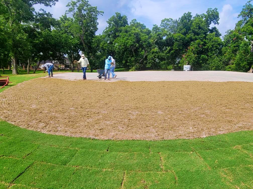 davisturf's tweet photo. Sprigs going down at Sugar Creek CC! Wont be long before we’re putting on fresh TifEagle. #GrahamGolf https://t.co/toHM4duiY6