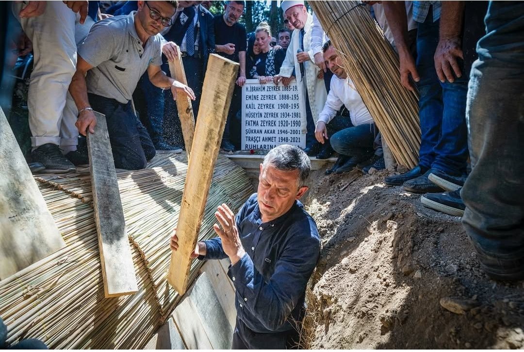 Uzun uzun baktım fotoğrafa üzüntüme üzüntü kattı. Herkesin başı sağolsun allah rahmet eylesin.