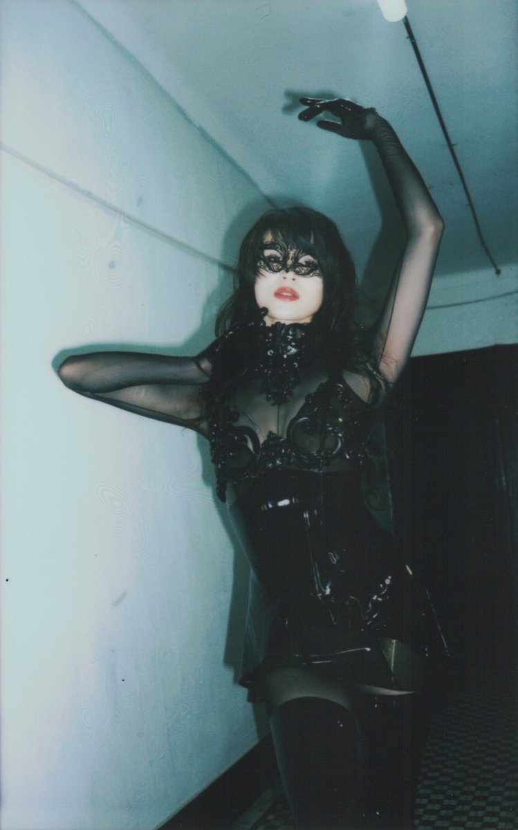 catdelalune's tweet image. Hello 🥀
I am pleased to announce the launch of my website. My shop has prints and polaroids from my photoshoots. Thank you for all of the love 🖤 Now available at catdelalune.com
Cat 💋